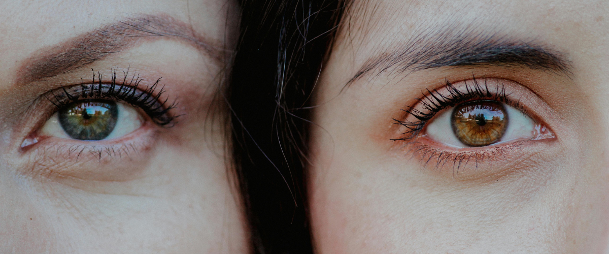 Zwei Gesichter die im Close-up sind und man die Augen ganz nah sieht. Dies steht für die Einblicke die wir in unserem Glowé "Let's talk SKIN!" Blog unseren Kunden geben.