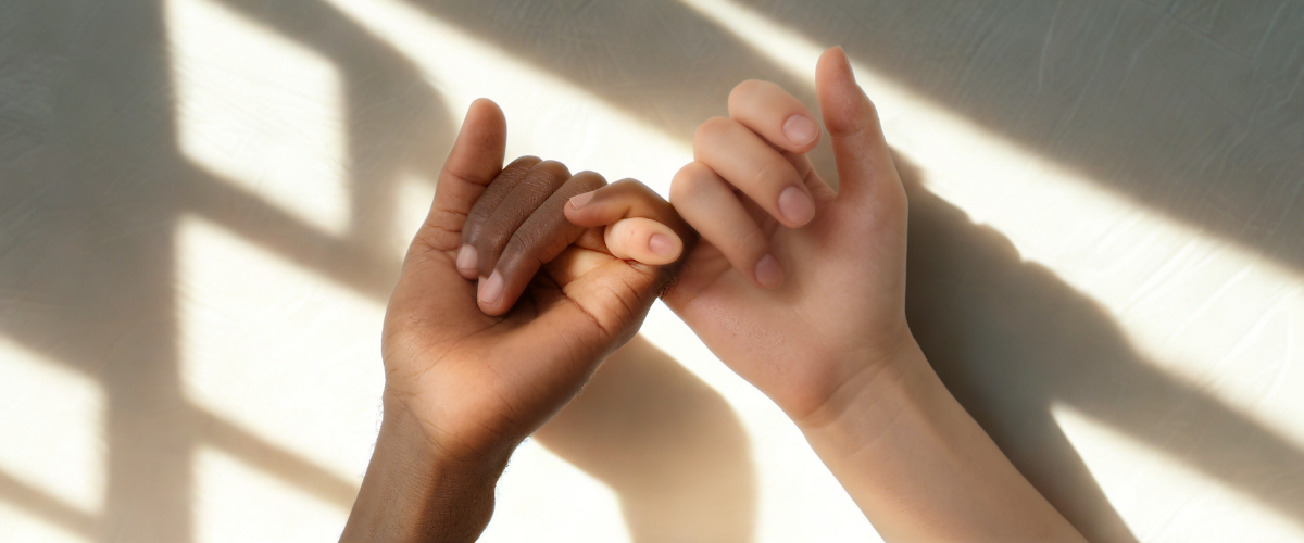 Pinky Promise, zwei Hände die sich mit dem Kleinenfinger ein Versprechen geben