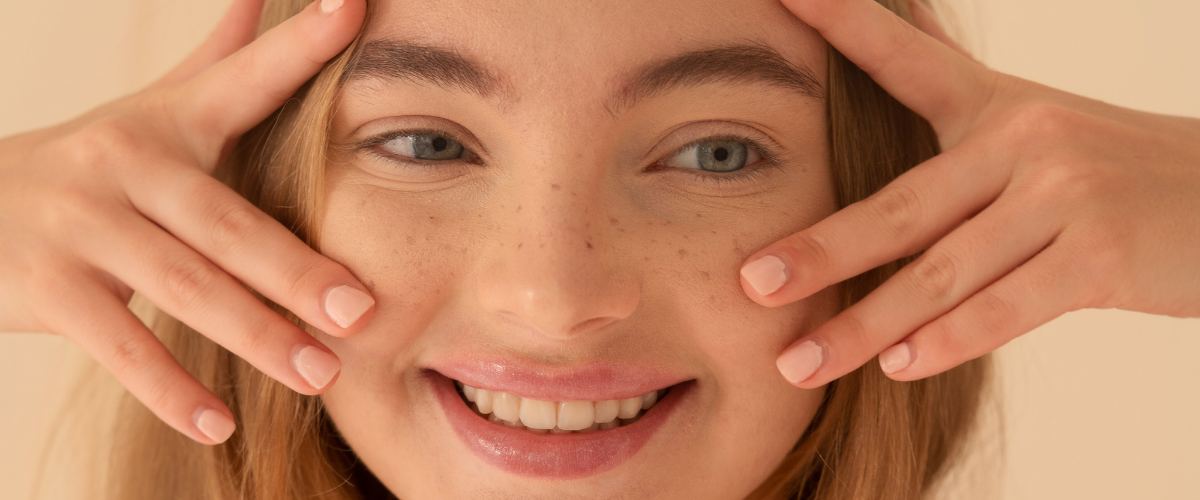 Frauen Gesicht, die ihre Hände neben ihre Augenhält