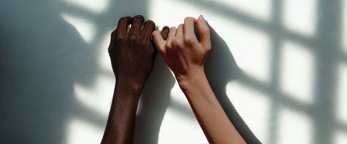 Pinky Promise von zwei Händen die für das Versprechen von Glowé stehen, das wir Pflege verkaufen, die wirklich wirkt!