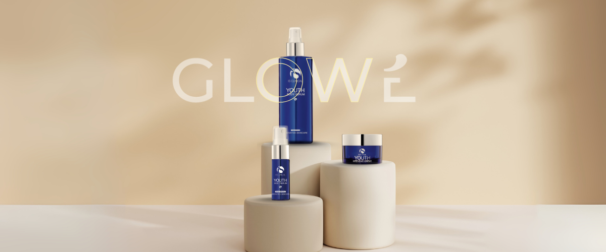 iS Clinical Produkte auf einem Podest vor dem Glowé Logo