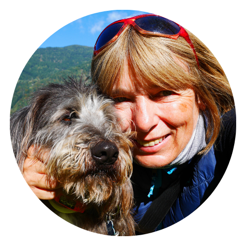 Frau Anfang Fünfzig macht selfie mit Hund