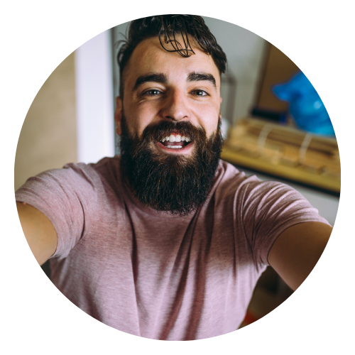 Mann zuhause macht ein selfie und lächelt