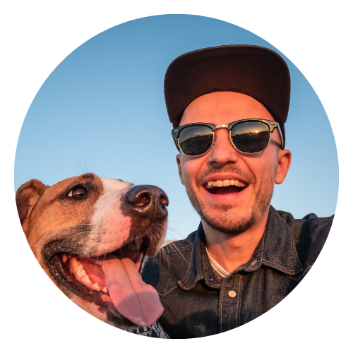 Junger Mann mit Hund macht Selfie in der Sonne