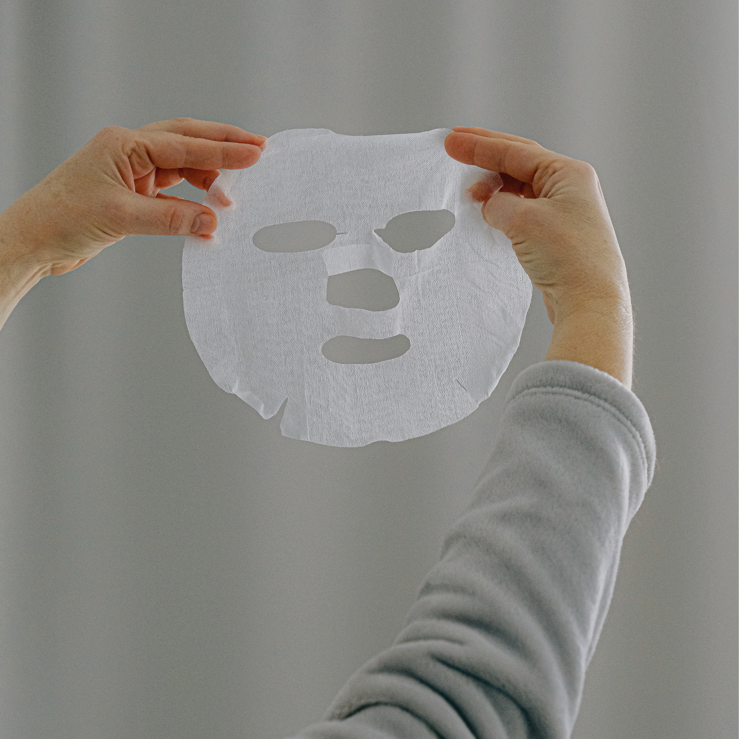 Eine Maske wird hochgehalten
